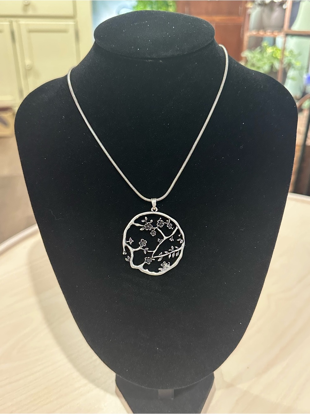 Silver-Tone Circular Branch Floral and Leaves Pendant Necklace (Unsigned)